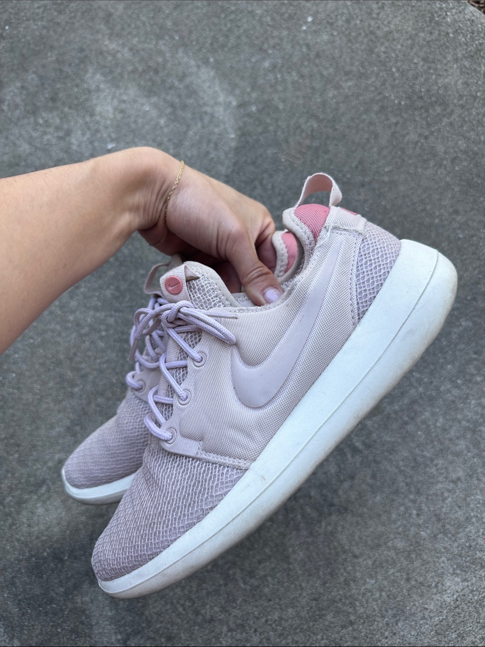 Nike sneakers pink